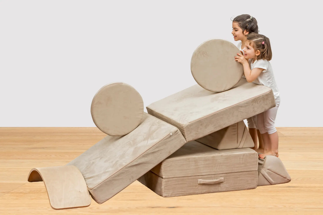 Dos hermanas jugando alegremente en sofa de juego modular para niños de marca KlipFunPlay en configuración de rodadero para niños
